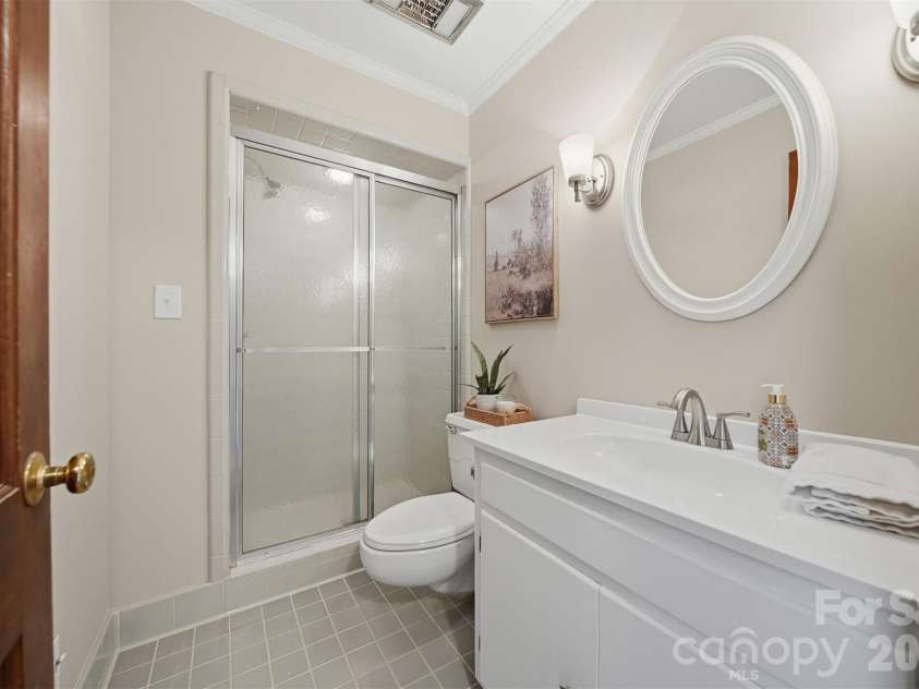 4041 4th Street Court, Hickory, NC 28601.  MLS# CAR4340977, YatesRealty ID 3988. Main Level Full Bath