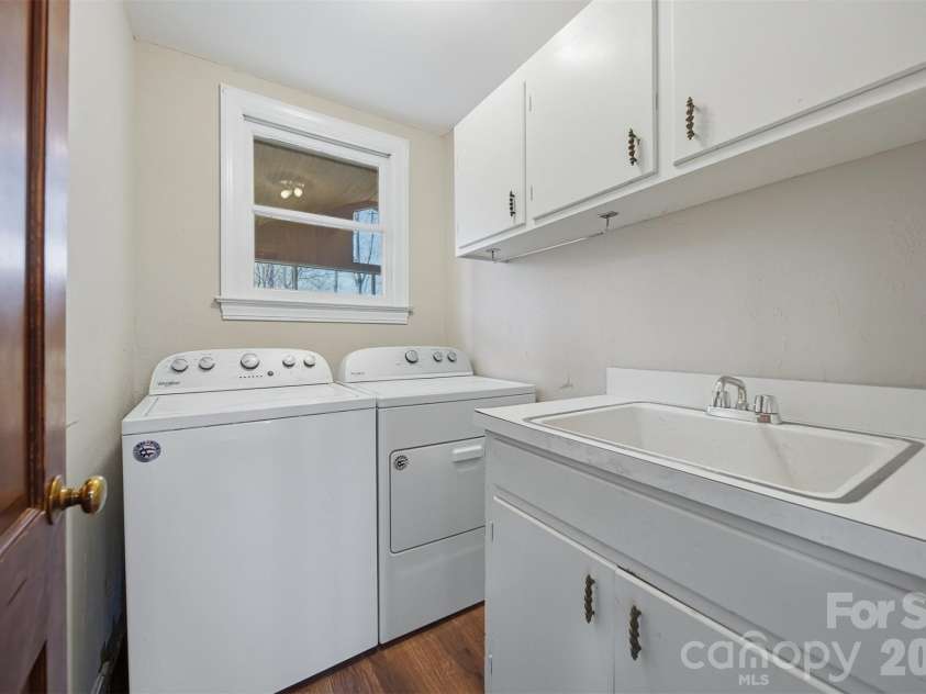 4041 4th Street Court, Hickory, NC 28601.  MLS# CAR4340977, YatesRealty ID 3988. Main Level Laundry