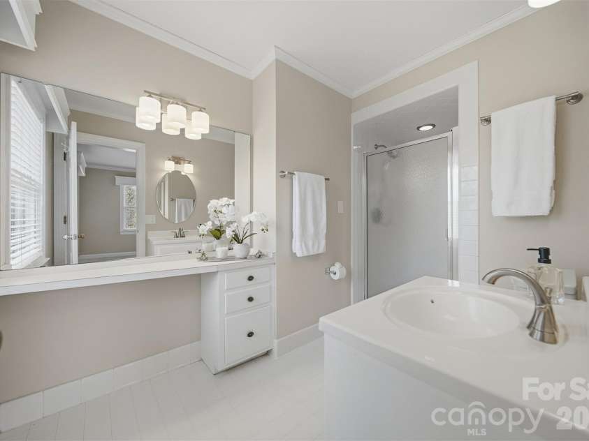 4041 4th Street Court, Hickory, NC 28601.  MLS# CAR4340977, YatesRealty ID 3988. Primary Bath