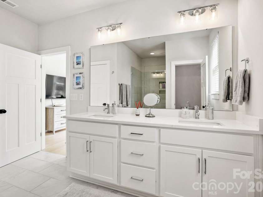 6021 Irwins Branch Drive, Charlotte, NC 28217.  MLS# CAR4347366, YatesRealty ID 3988. 