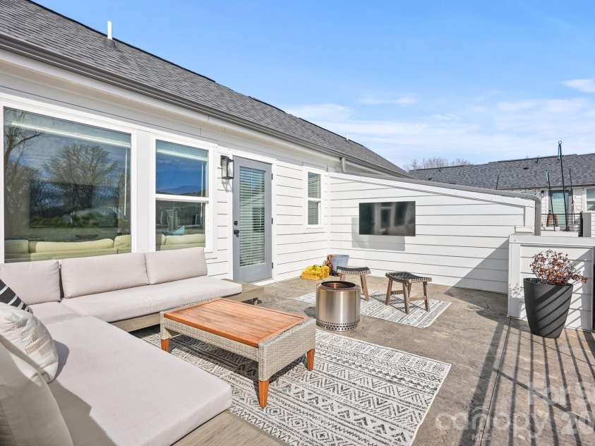 6021 Irwins Branch Drive, Charlotte, NC 28217.  MLS# CAR4347366, YatesRealty ID 3988. 