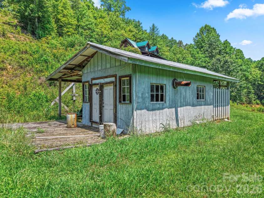 2560 Round Hill Road, Bryson City, NC 28713.  MLS# CAR4406322, YatesRealty ID 39880. 