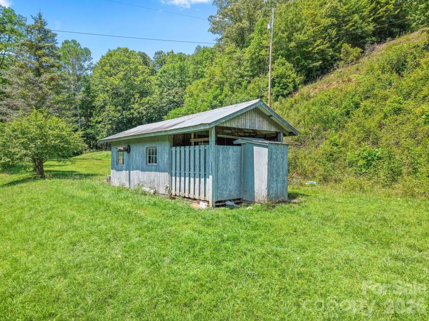 2560 Round Hill Road, Bryson City, NC 28713.  MLS# CAR4406322, YatesRealty ID 39880. 