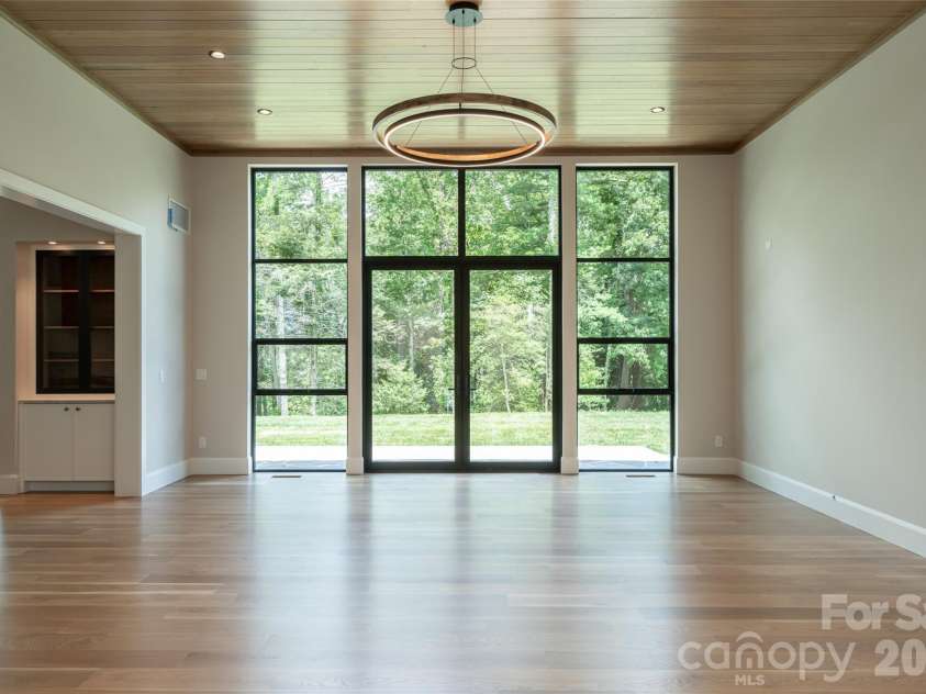 33 Busbee Road, Asheville, NC 28803.  MLS# CAR4385731, YatesRealty ID 39881. 