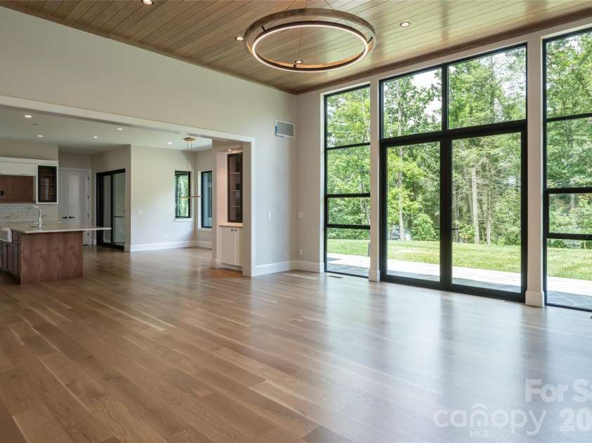 33 Busbee Road, Asheville, NC 28803.  MLS# CAR4385731, YatesRealty ID 39881. 
