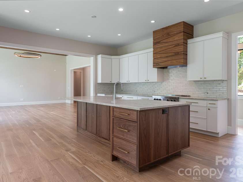 33 Busbee Road, Asheville, NC 28803.  MLS# CAR4385731, YatesRealty ID 39881. 