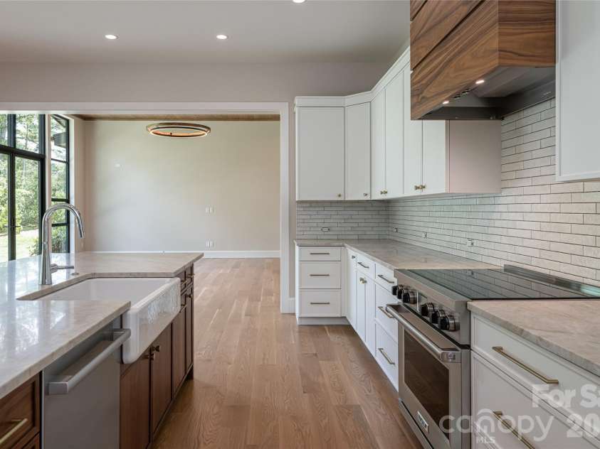 33 Busbee Road, Asheville, NC 28803.  MLS# CAR4385731, YatesRealty ID 39881. 