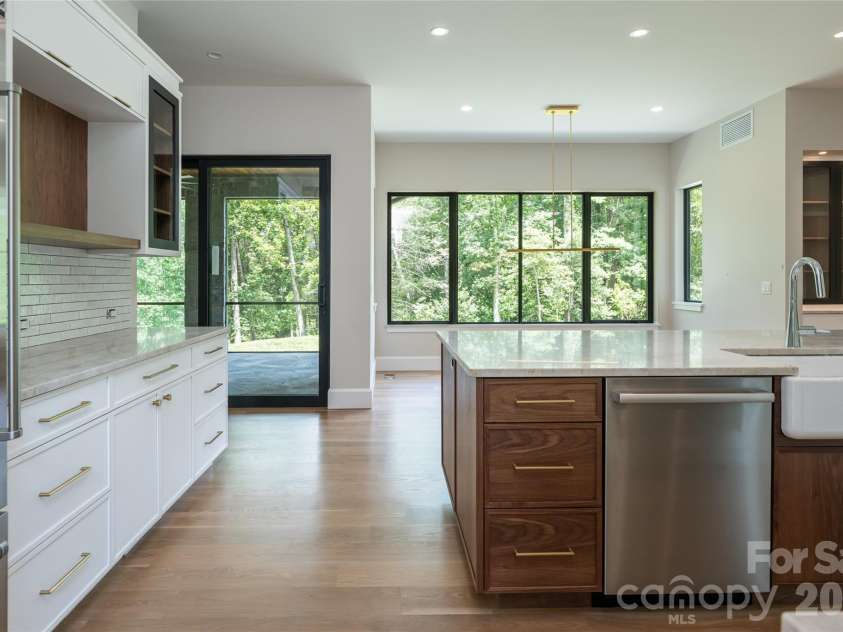 33 Busbee Road, Asheville, NC 28803.  MLS# CAR4385731, YatesRealty ID 39881. 