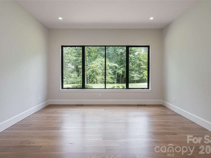 33 Busbee Road, Asheville, NC 28803.  MLS# CAR4385731, YatesRealty ID 39881. 