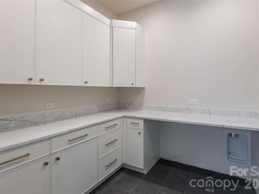 33 Busbee Road, Asheville, NC 28803.  MLS# CAR4385731, YatesRealty ID 39881. 