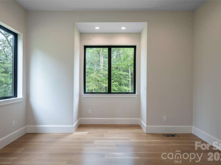 33 Busbee Road, Asheville, NC 28803.  MLS# CAR4385731, YatesRealty ID 39881. 