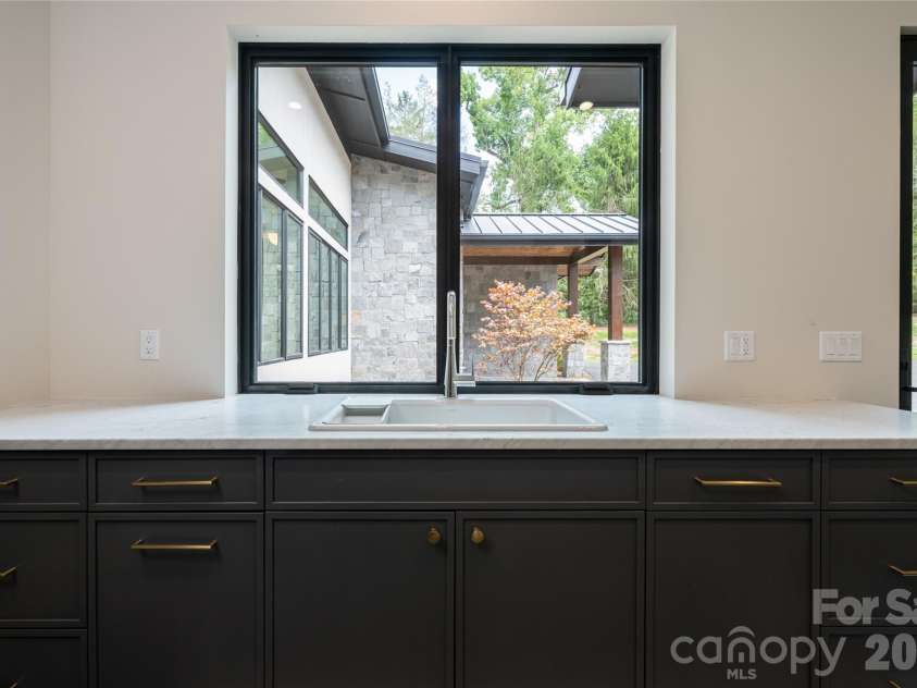 33 Busbee Road, Asheville, NC 28803.  MLS# CAR4385731, YatesRealty ID 39881. 