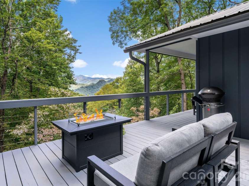 68 Lakey Gap Heights, Black Mountain, NC 28711.  MLS# CAR4358679, YatesRealty ID 39882. 