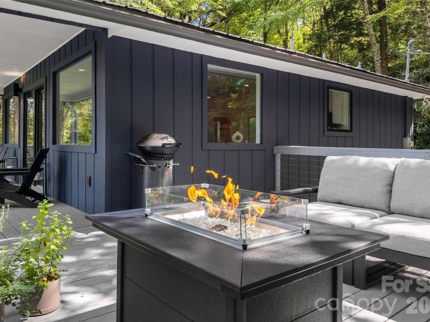 68 Lakey Gap Heights, Black Mountain, NC 28711.  MLS# CAR4358679, YatesRealty ID 39882. 