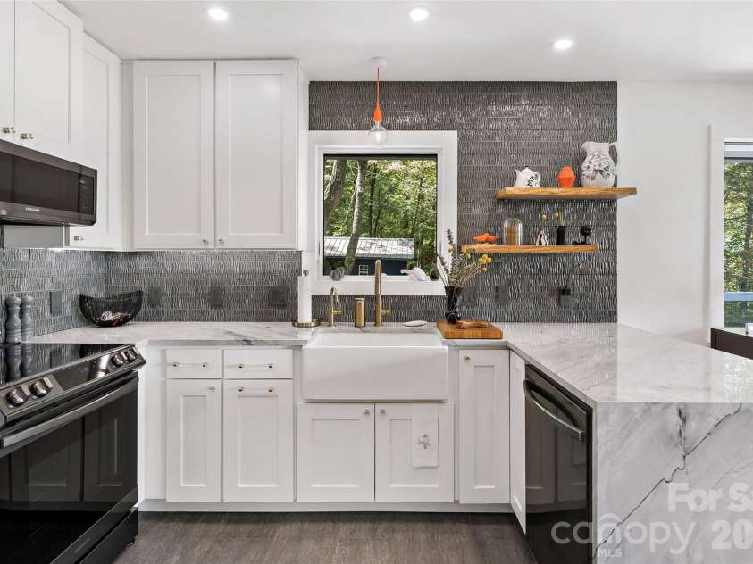 68 Lakey Gap Heights, Black Mountain, NC 28711.  MLS# CAR4358679, YatesRealty ID 39882. 