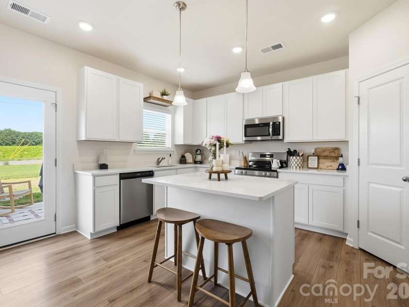 6023 Busch Way, Midland, NC 28107.  MLS# CAR4397614, YatesRealty ID 39883. Bright kitchen with pantry storage and backyard views.