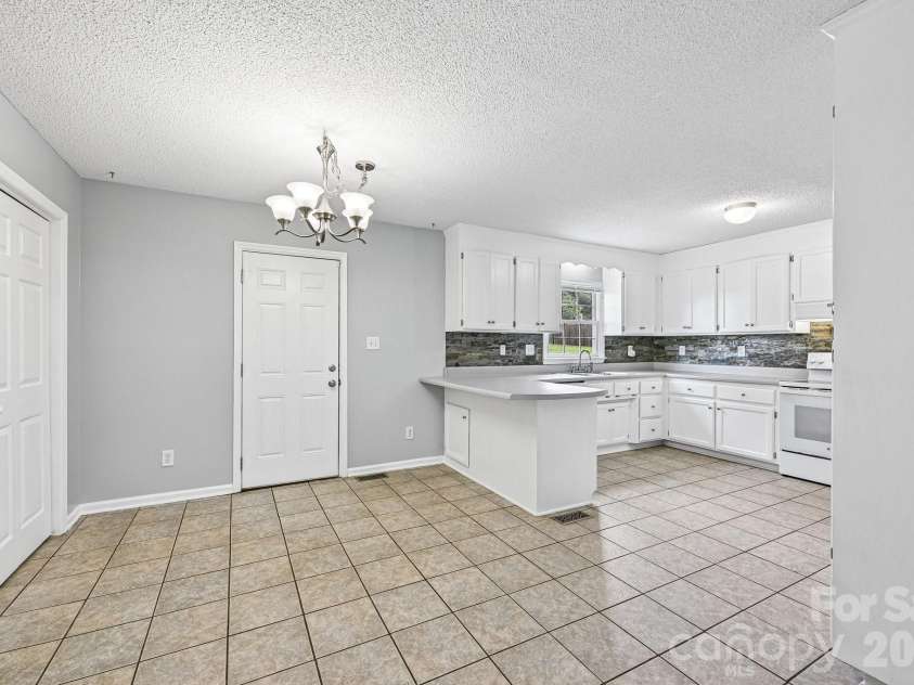 738 Mcdaniel Road, Kings Mountain, NC 28086.  MLS# CAR4395003, YatesRealty ID 39885. Dining room
