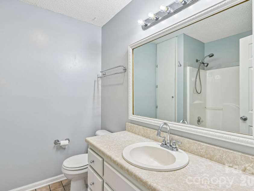 738 Mcdaniel Road, Kings Mountain, NC 28086.  MLS# CAR4395003, YatesRealty ID 39885. Hallway full bathroom
