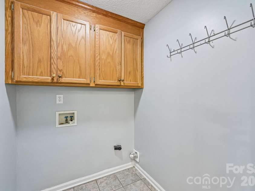 738 Mcdaniel Road, Kings Mountain, NC 28086.  MLS# CAR4395003, YatesRealty ID 39885. Laundry room off dining room