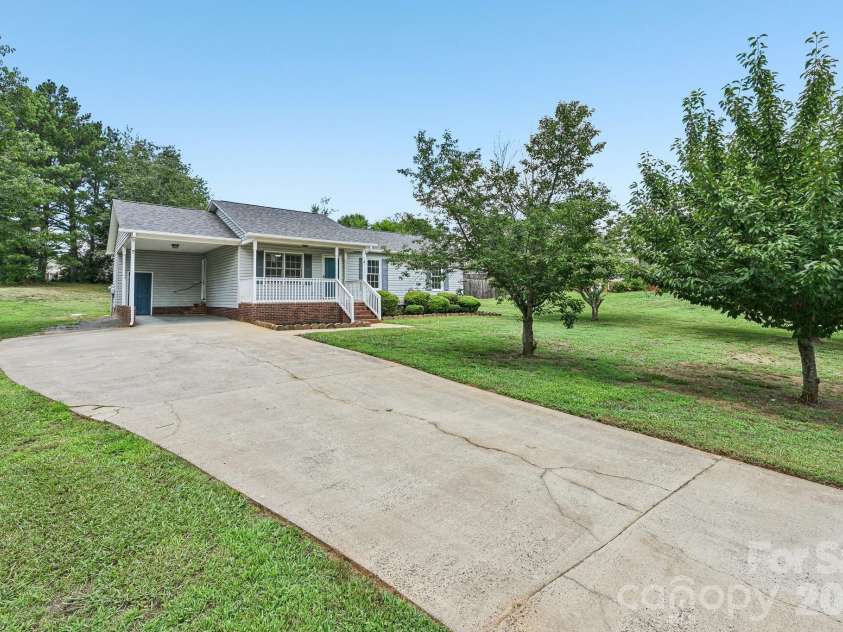 738 Mcdaniel Road, Kings Mountain, NC 28086.  MLS# CAR4395003, YatesRealty ID 39885. Lots of area for multiple cars