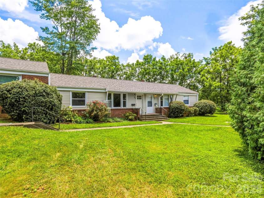 43 Trowbridge Lane, Brevard, NC 28712.  MLS# CAR4405175, YatesRealty ID 39886. 