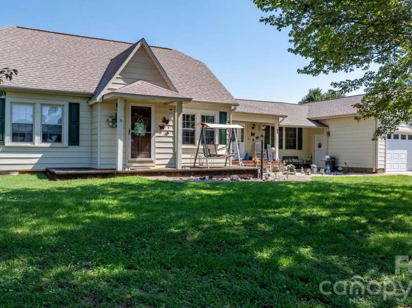 2504 Brentwood Circle, Lenoir, NC 28645.  MLS# CAR4406132, YatesRealty ID 39888. 