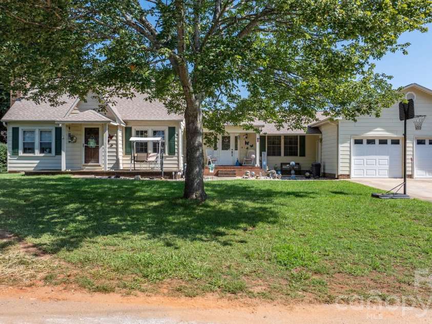 2504 Brentwood Circle, Lenoir, NC 28645.  MLS# CAR4406132, YatesRealty ID 39888. 