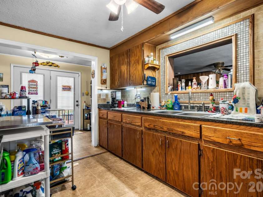 2504 Brentwood Circle, Lenoir, NC 28645.  MLS# CAR4406132, YatesRealty ID 39888. 