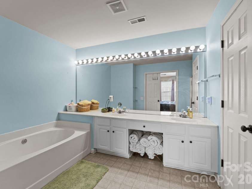 8216 Gossomer Bay Drive, Charlotte, NC 28270.  MLS# CAR4349414, YatesRealty ID 3989. 
