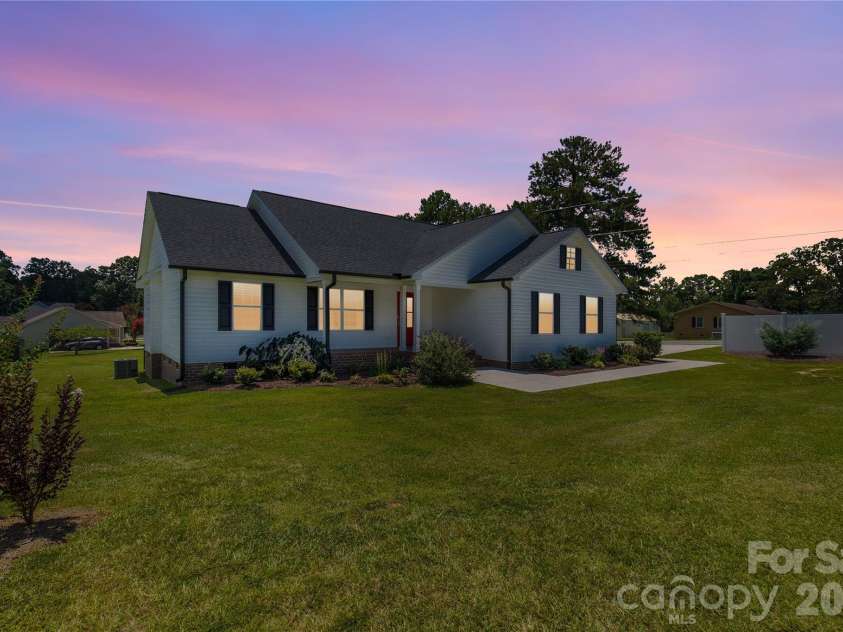 2507 Bill Thompson Road, Lancaster, SC 29720.  MLS# CAR4405022, YatesRealty ID 39890. 