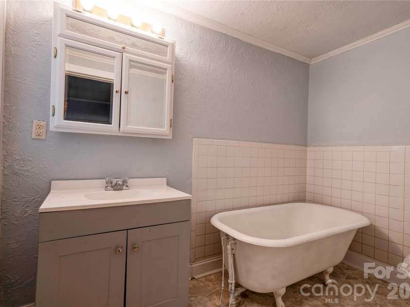 1726 Metcalf Road, Shelby, NC 28150.  MLS# CAR4392526, YatesRealty ID 39892. Primary Bathroom