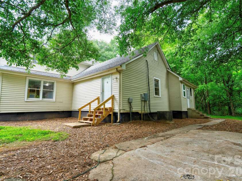 1726 Metcalf Road, Shelby, NC 28150.  MLS# CAR4392526, YatesRealty ID 39892. Side & Back Entrances