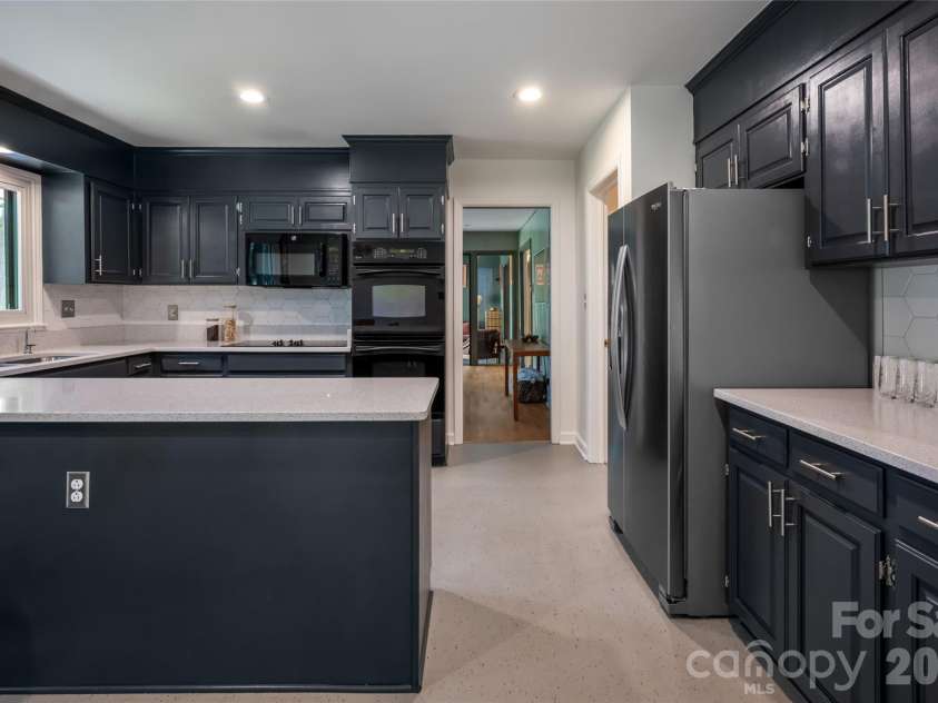 24 Amherst Road, Biltmore Forest, NC 28803.  MLS# CAR4394304, YatesRealty ID 39893. 