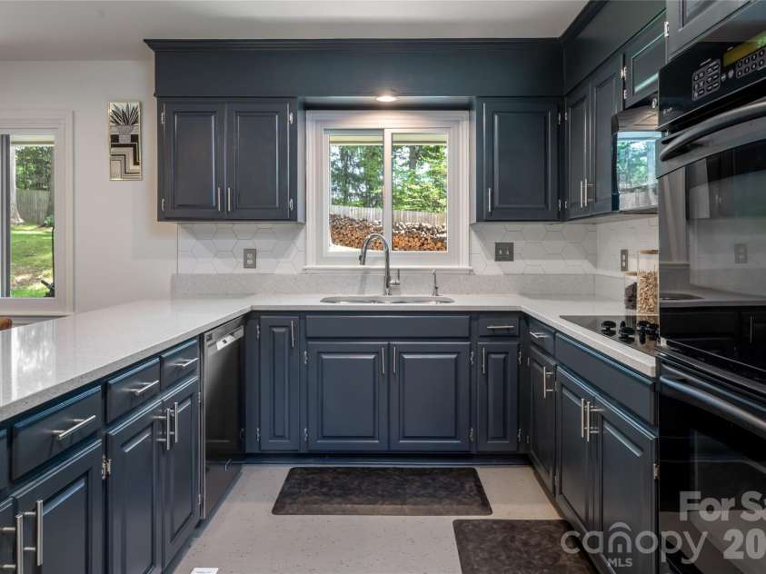 24 Amherst Road, Biltmore Forest, NC 28803.  MLS# CAR4394304, YatesRealty ID 39893. 