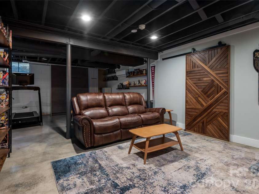 24 Amherst Road, Biltmore Forest, NC 28803.  MLS# CAR4394304, YatesRealty ID 39893. 
