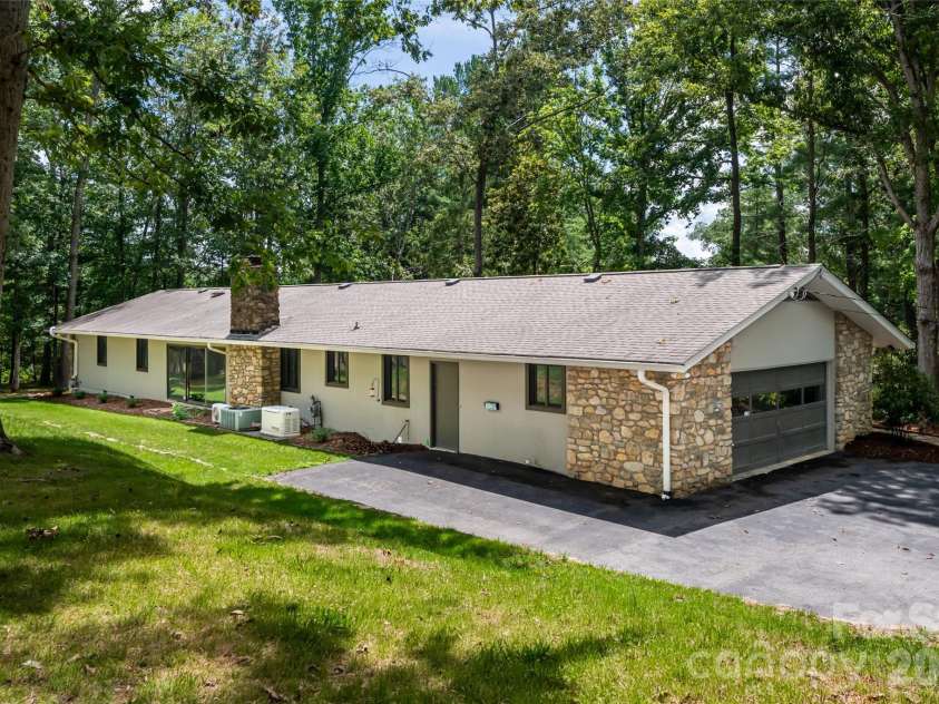 24 Amherst Road, Biltmore Forest, NC 28803.  MLS# CAR4394304, YatesRealty ID 39893. 