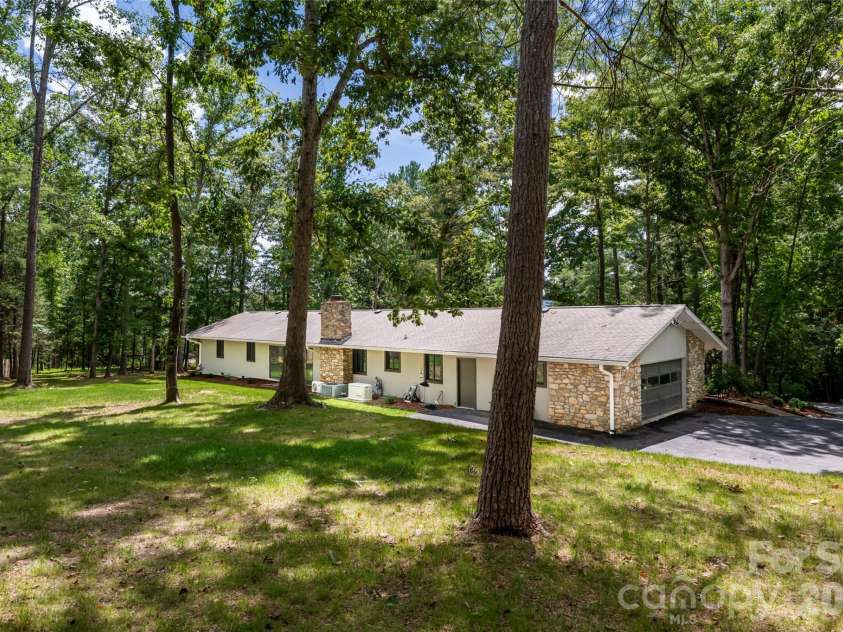 24 Amherst Road, Biltmore Forest, NC 28803.  MLS# CAR4394304, YatesRealty ID 39893. 
