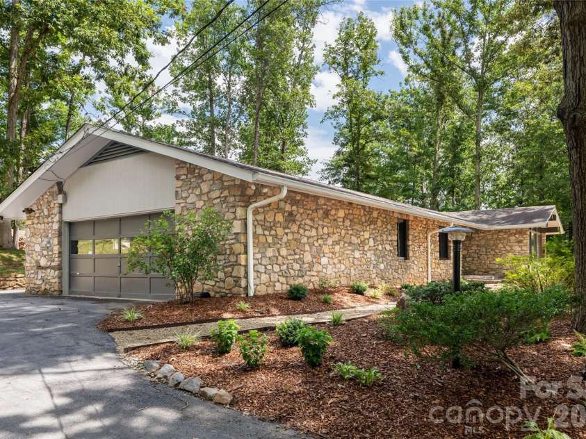 24 Amherst Road, Biltmore Forest, NC 28803.  MLS# CAR4394304, YatesRealty ID 39893. 