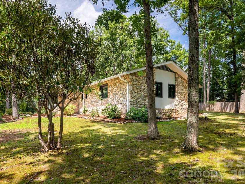 24 Amherst Road, Biltmore Forest, NC 28803.  MLS# CAR4394304, YatesRealty ID 39893. 
