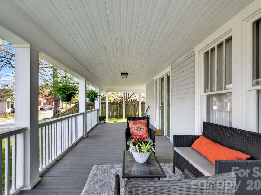 610 Westside Drive, Lexington, NC 27292.  MLS# CAR4394670, YatesRealty ID 39894. 