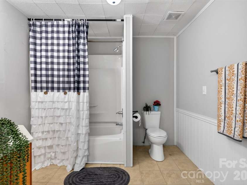 610 Westside Drive, Lexington, NC 27292.  MLS# CAR4394670, YatesRealty ID 39894. 