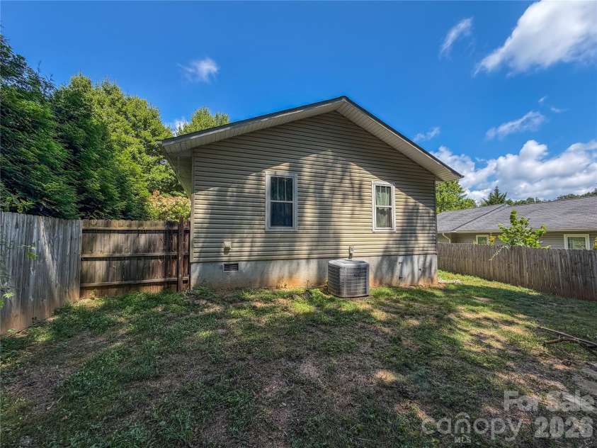 5 Springmill Drive, Asheville, NC 28806.  MLS# CAR4401361, YatesRealty ID 39898. 