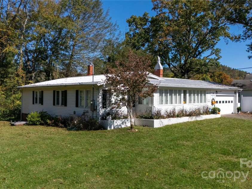 44 Hemlock Avenue, Spruce Pine, NC 28777.  MLS# CAR4315441, YatesRealty ID 399. 