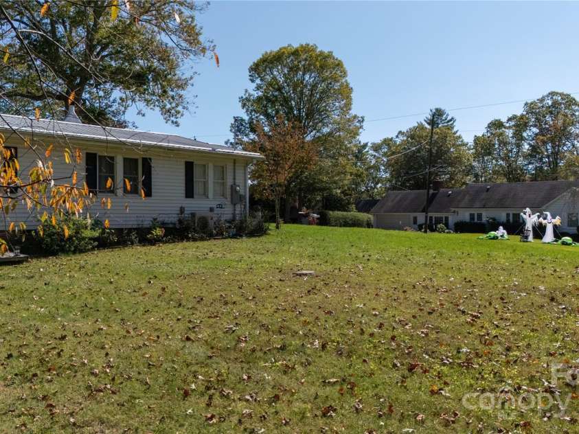 44 Hemlock Avenue, Spruce Pine, NC 28777.  MLS# CAR4315441, YatesRealty ID 399. 