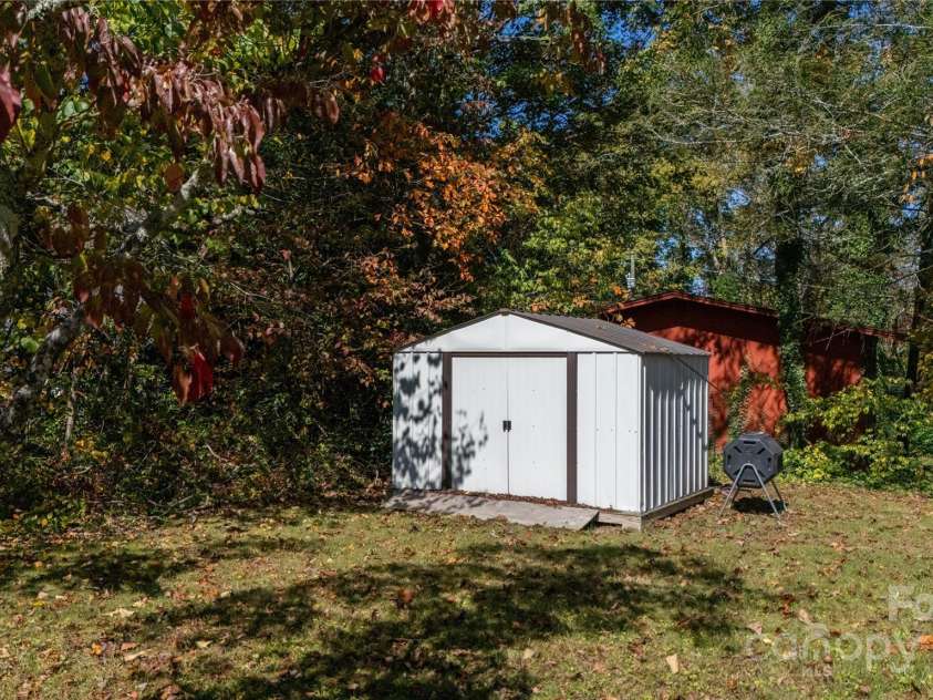 44 Hemlock Avenue, Spruce Pine, NC 28777.  MLS# CAR4315441, YatesRealty ID 399. 