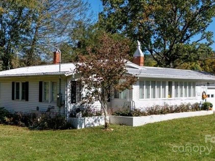 44 Hemlock Avenue, Spruce Pine, NC 28777.  MLS# CAR4315441, YatesRealty ID 399. 