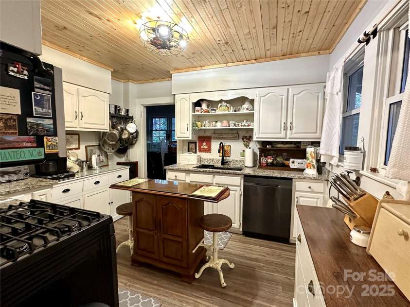 44 Hemlock Avenue, Spruce Pine, NC 28777.  MLS# CAR4315441, YatesRealty ID 399. 