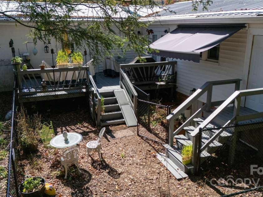 44 Hemlock Avenue, Spruce Pine, NC 28777.  MLS# CAR4315441, YatesRealty ID 399. 