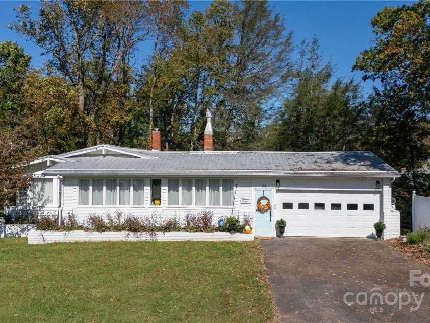 44 Hemlock Avenue, Spruce Pine, NC 28777.  MLS# CAR4315441, YatesRealty ID 399. 