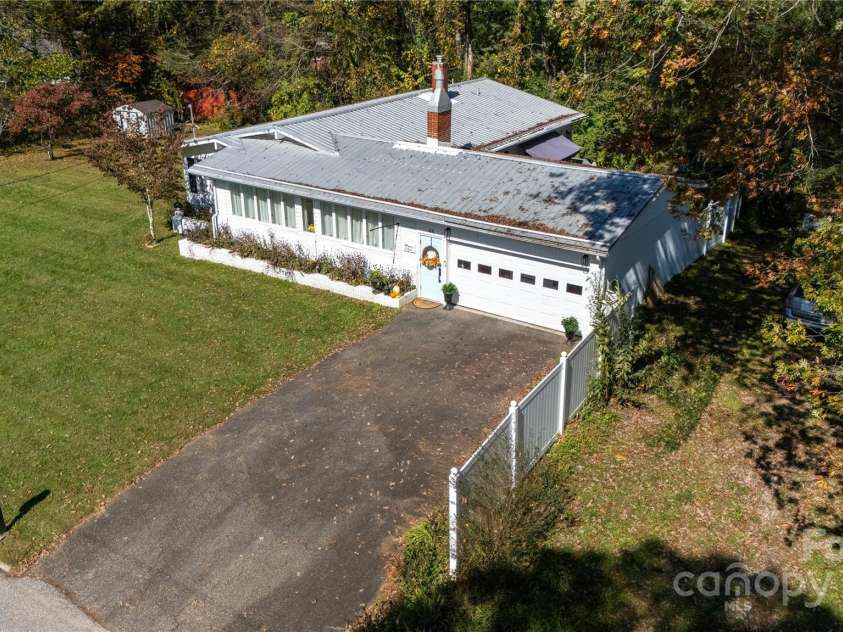 44 Hemlock Avenue, Spruce Pine, NC 28777.  MLS# CAR4315441, YatesRealty ID 399. 